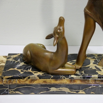 Realizada en marmol de Portoro y onix mejicano en la base y bronce patinado.
Origen: Francia.